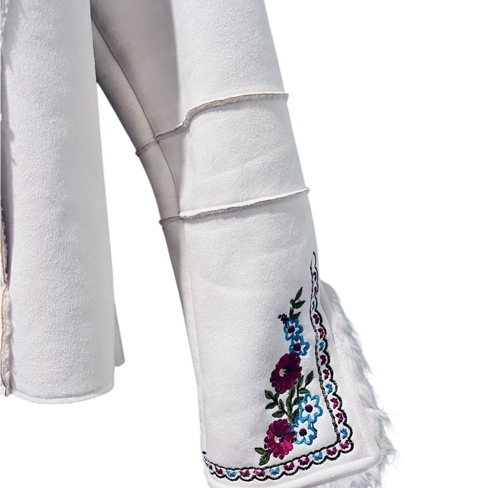 Rosy Love's 70's Style Embroidered Faux Fur Jacket Size Medium Buckle White Boho - Picture 5 of 9